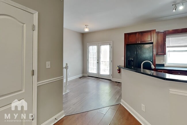 Photo - 302 Laurel Ave SW