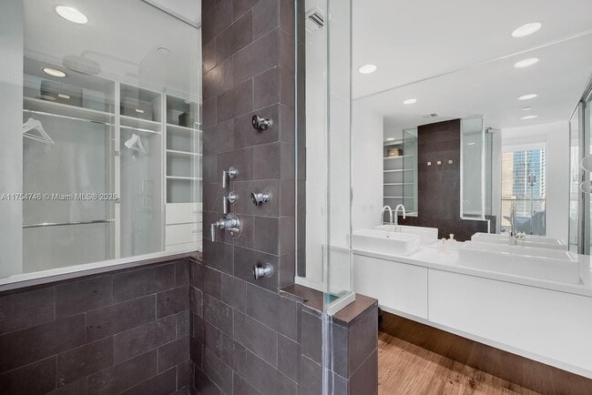 Photo - 1040 Biscayne Blvd Unidad 3306