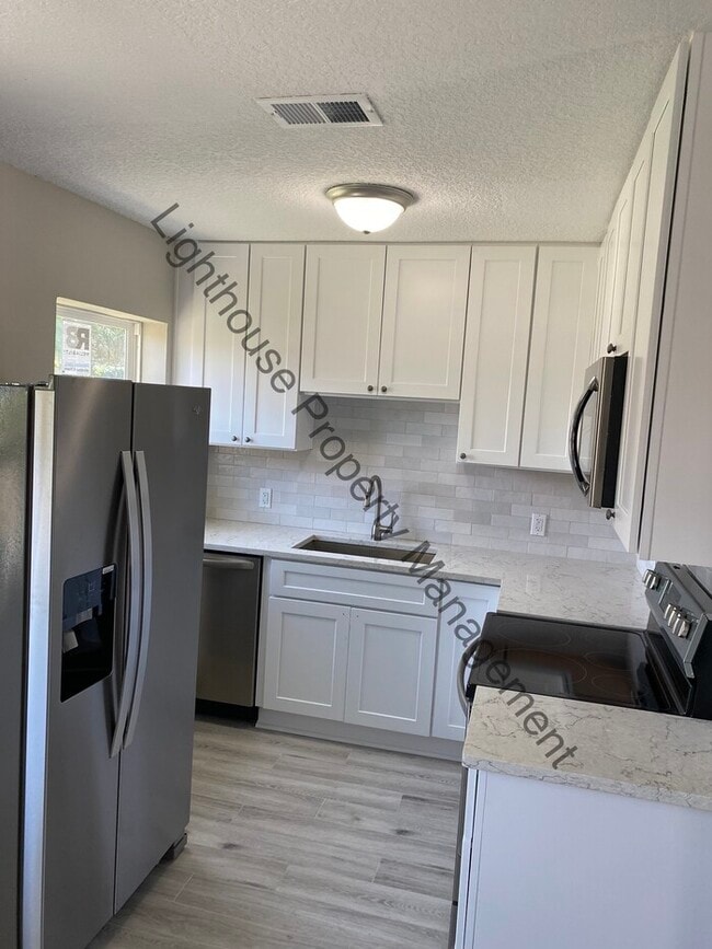 Photo - Beautiful 3 Bedroom Home With Fenced Backyard