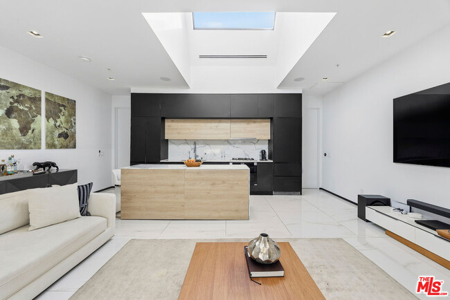 Building Photo - 1253 N Sweetzer Ave Unit 7