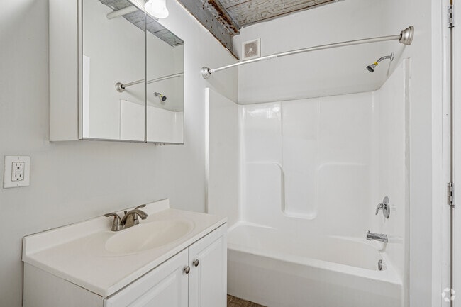 1BR, 1BA - 1,000SF - Bathroom