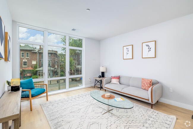 1BR, 1BA - 656SF - Living Room