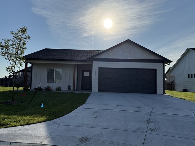 Building Photo - 1932 E Village Estates Dr Rental