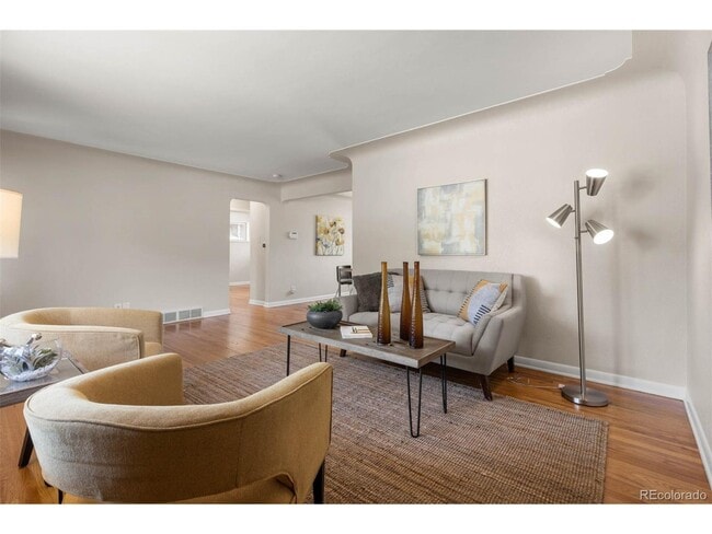 Photo - 6335 Yukon St