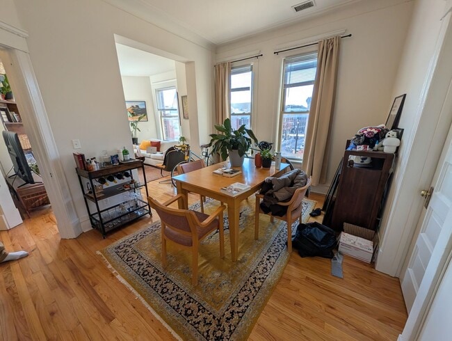 Photo - Spacious and renovated 3 BR in Wicker Park with great vintage touches! Unit 2158N-3N