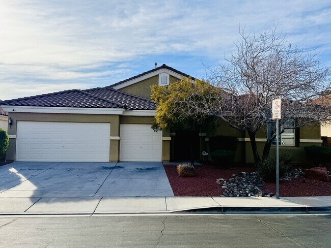 Building Photo - Welcome to this stunning 5-bedroom, 3-bath home located in the desirable Estates of Wigwam Ranch ...