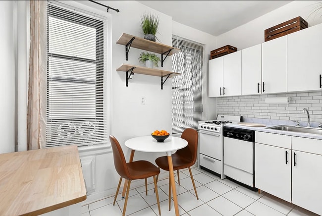 Photo - 176 E 95th St