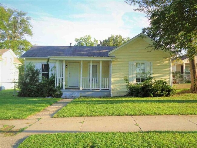 Building Photo - Cute house in established neighborhood