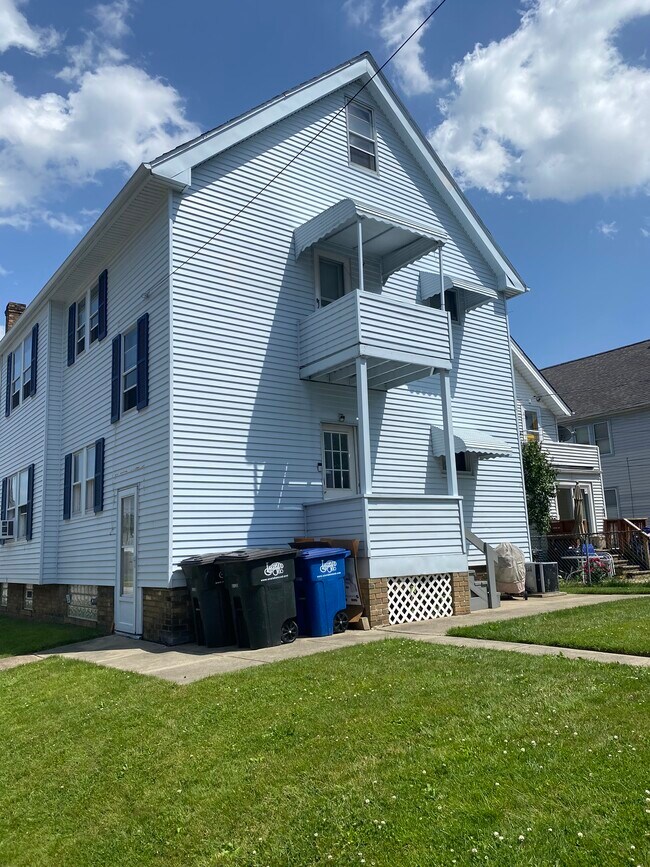 Back. - 2114 Wascana Ave Unit Upper