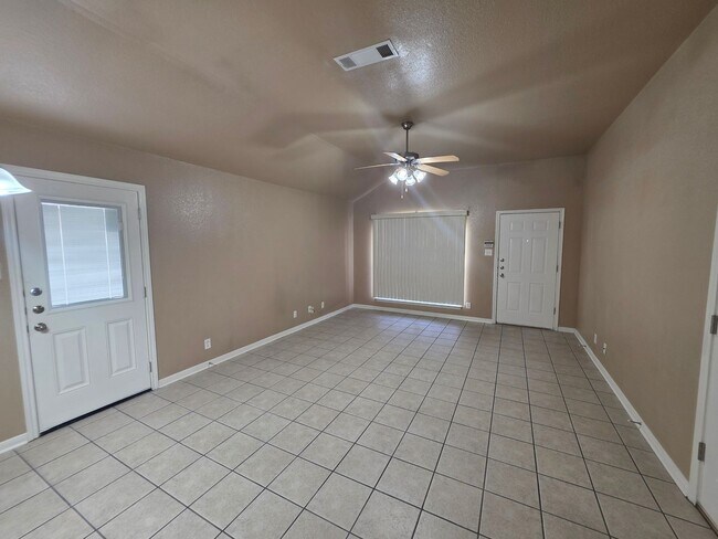 Photo - 3 Bedroom / 2 Bath Duplex – NEW FLOORING IN THE BEDROOMS