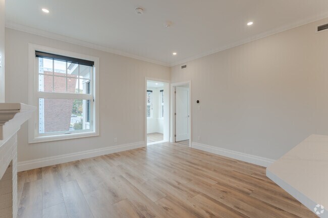 2BR, 1BA - 791SF - Living Room - 100 Charlton Ave W