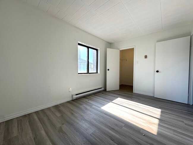 Photo - Freshly Renovated 1 bedroom 1 bath apartment in the heart of Point Edward Unité 1