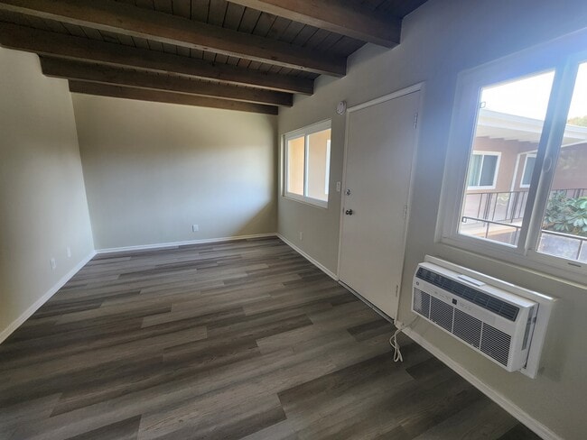 Photo - 15043 Victory Blvd Unit 11