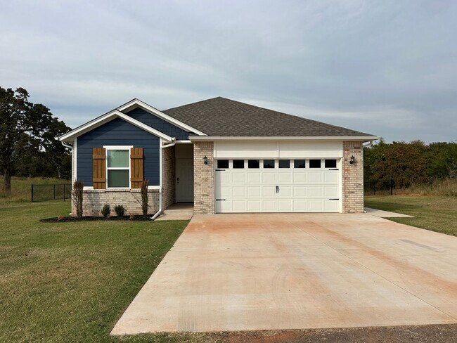 Photo - Lovely 3 Bedroom, 2 Bathroom on a 1.39 woo...