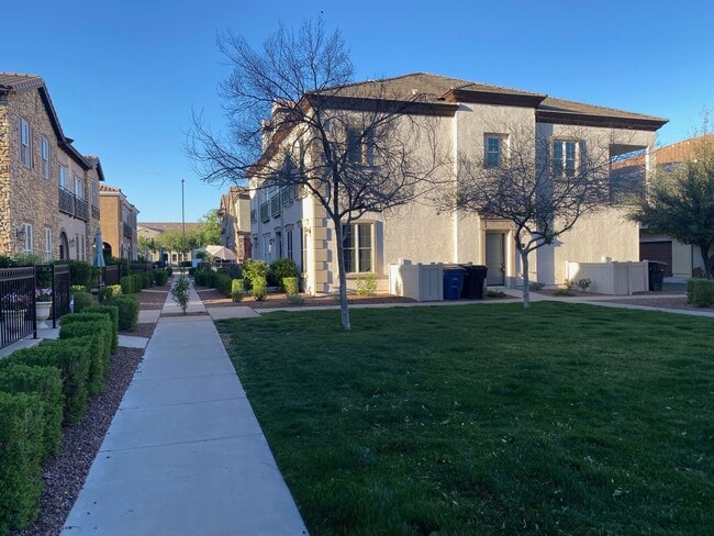 Building Photo - Resort-Style Living in Gilbert – 3 Bed Townhome Near SanTan Village