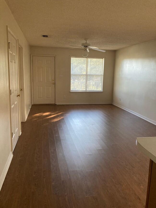 Photo - 587 Florosa Ct