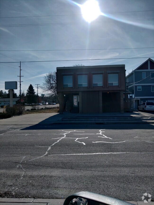 Building Photo - 6th & Pines Townhomes