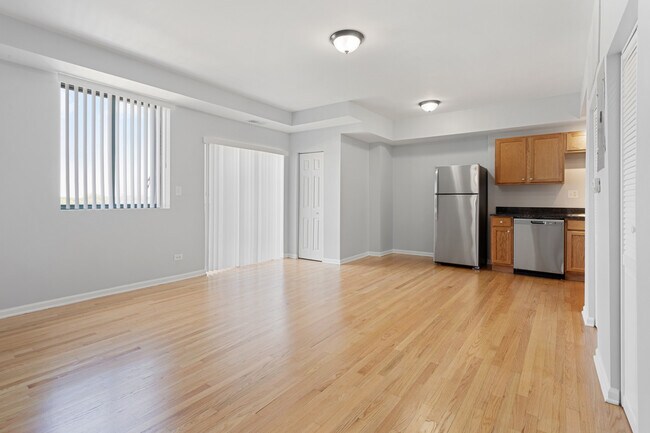 Photo - 2451 W Howard St