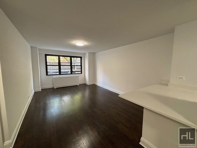 Building Photo - E 16 ST Unit 20A