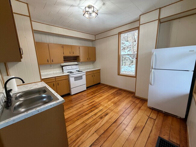 Photo - 489 Almond St Unit 1