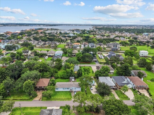 310 Lakeside Dr