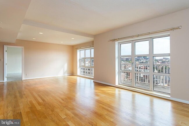 Building Photo - 250 S President St Unit 609