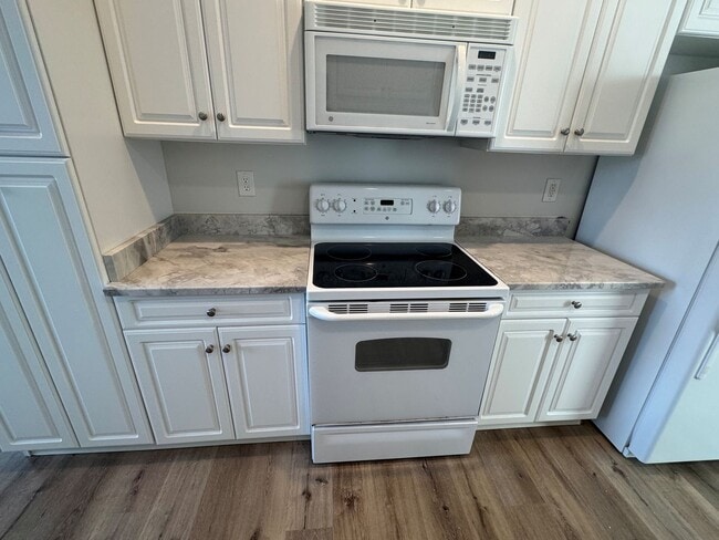 Photo - Brick End Unit Home in Taylor Springs NEW LVP FLOORING