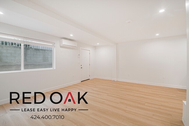 Building Photo - 6738 Independence Ave Unit A5