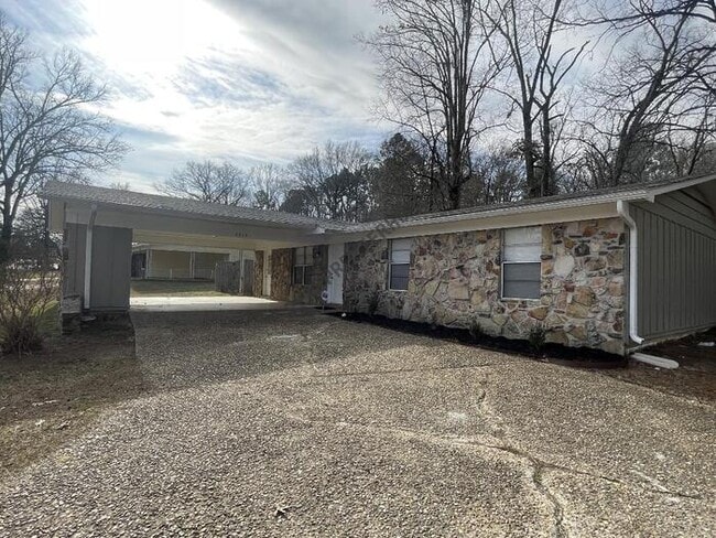 Building Photo - 2314 W Lakeview