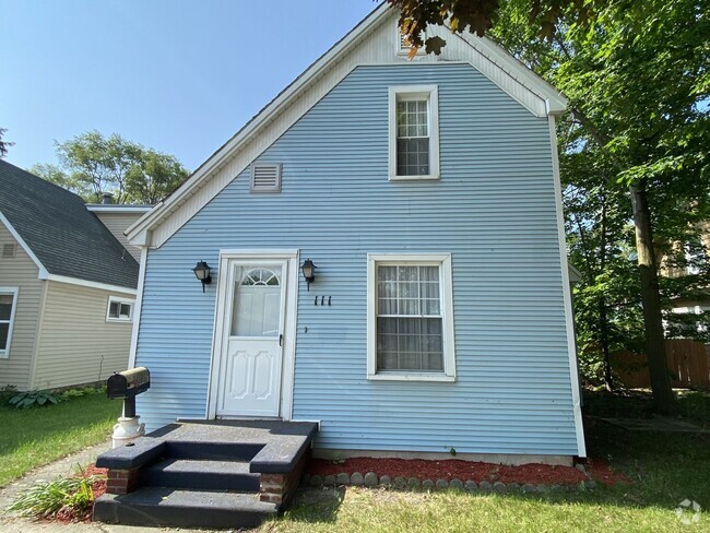 Building Photo - CENTRALLY LOCATED THREE BEDROOM HOUSE IN H...