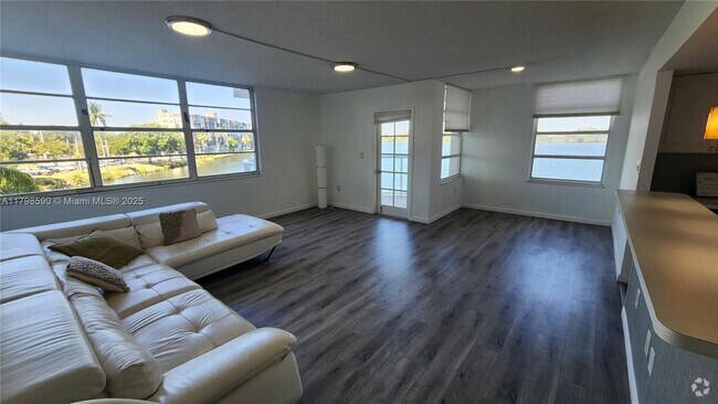 Building Photo - 1301 NE Miami Gardens Dr Unit 305W Rental