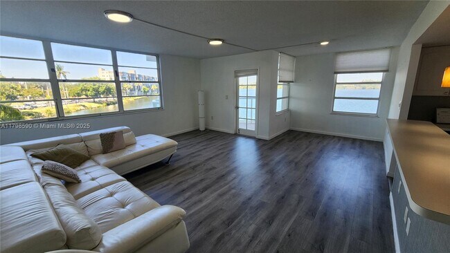 Photo - 1301 NE Miami Gardens Dr Unidad 305W Rental