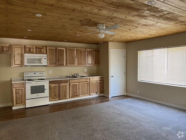 Building Photo - Walk to town 1 Bedroom Apartment