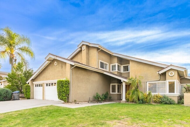 Building Photo - Beatiful house next to golf course.