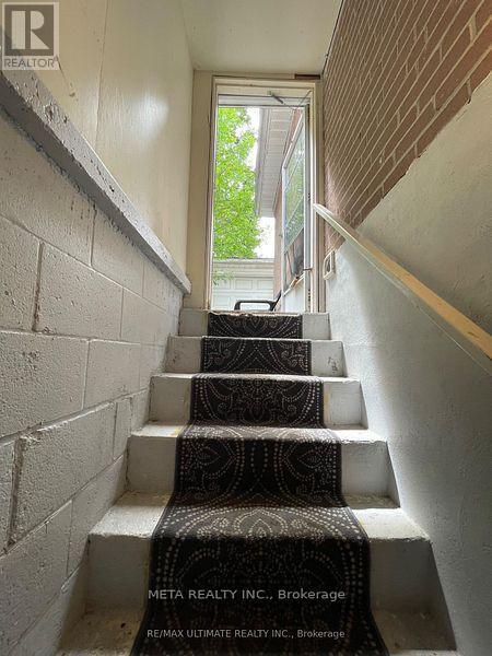 Photo - 313 Rossland Rd W