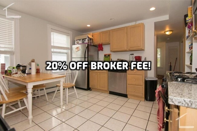 Massive unit in Oak Sq. w. 3.5 bathrooms &... - Massive unit in Oak Sq. w. 3.5 bathrooms &...