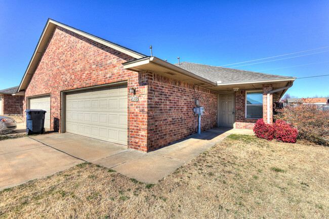 Spacious 3-Bedroom Duplex with Fenced Yard... - Spacious 3-Bedroom Duplex with Fenced Yard... Casa