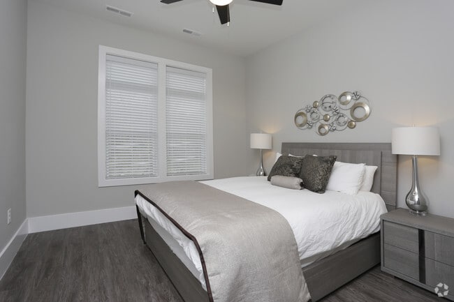 2BR, 2BA - 1070SF - Bedroom