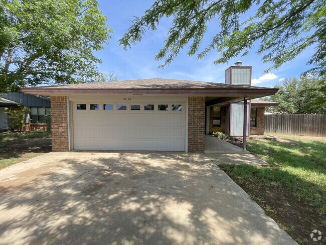 Building Photo - House Located On Cul-De-Sac & Within Minut...