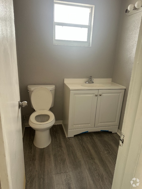 Building Photo - 1064 N Tamiami Trl Rental