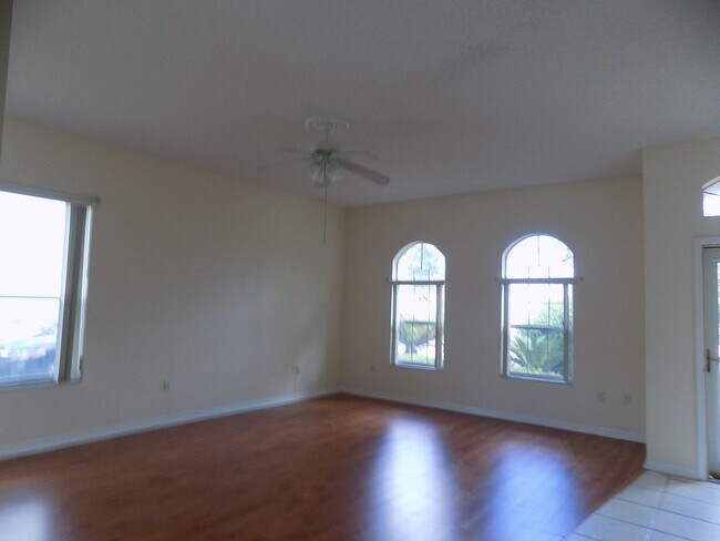 102 Carnival Dr