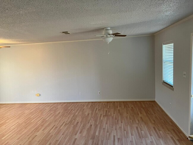 4318 E Fm 1462