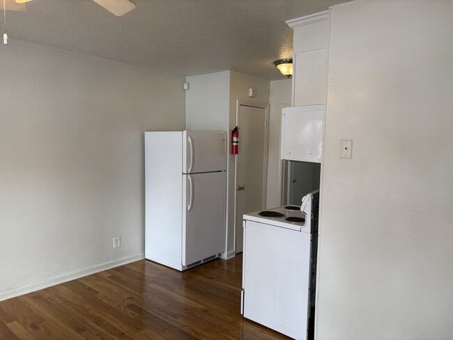 view to kitchen - Oak Tree Apartment Homes
