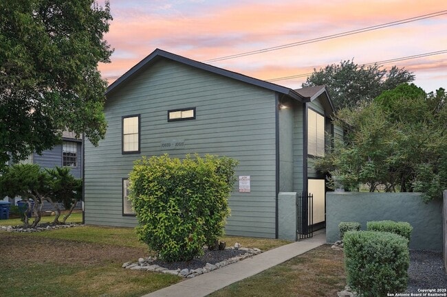 Building Photo - 10609 Starcrest Dr Rental