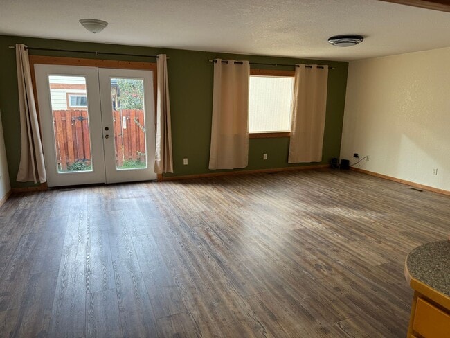 Photo - 697 Waverly Pl