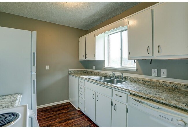 Photo - 2809 Academy Dr NW