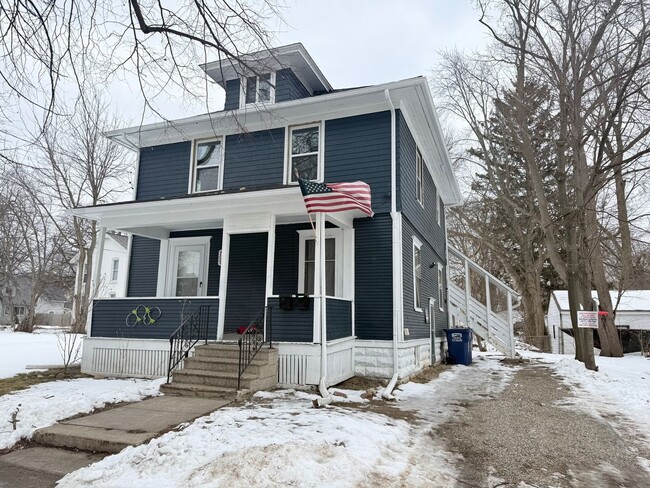 Building Photo - 709 N Park Ave Unit Upper