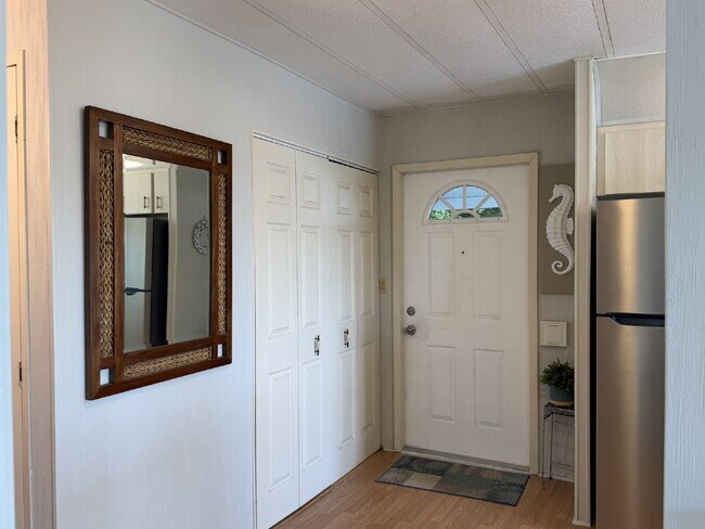 "Charming 2-Bed, 2-Bath Mobile Home Retreat in Harbor Cove!"