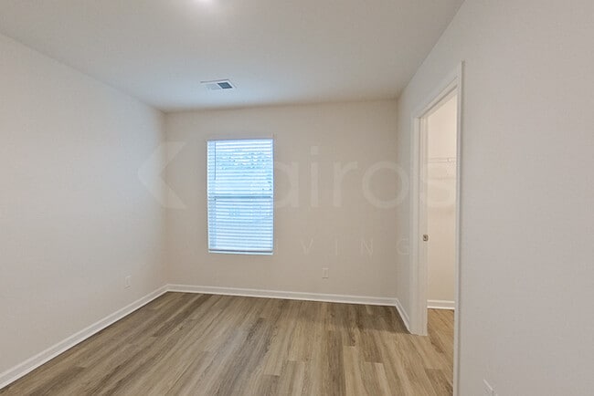 Photo - 121 Overstreet Way