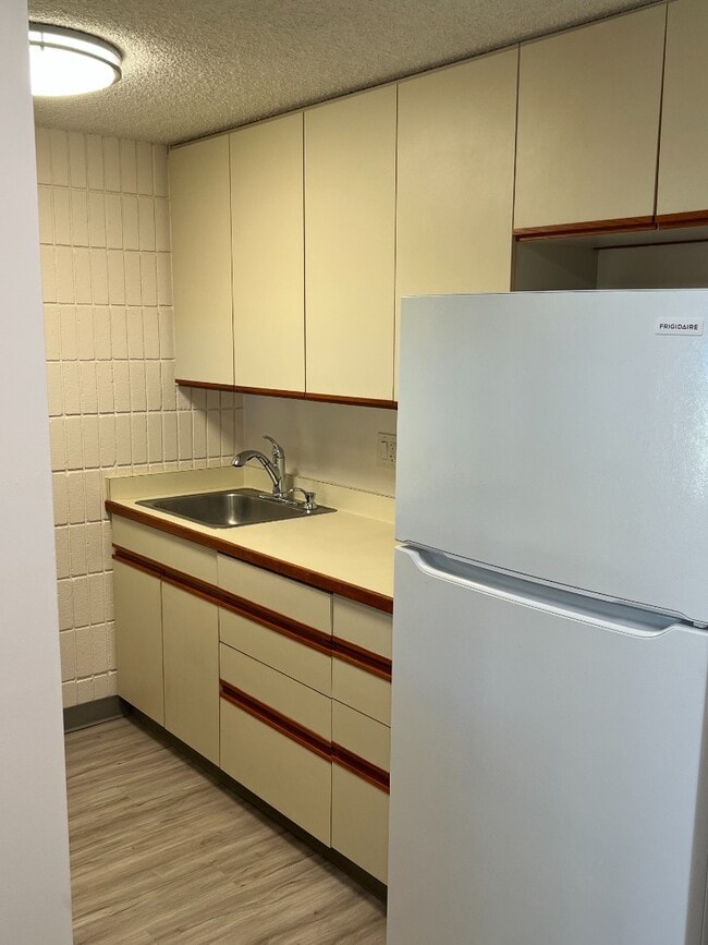 Building Photo - Mo?ili?ili Gem! 1-Bed Condo with Washer/Dr... Unit 207
